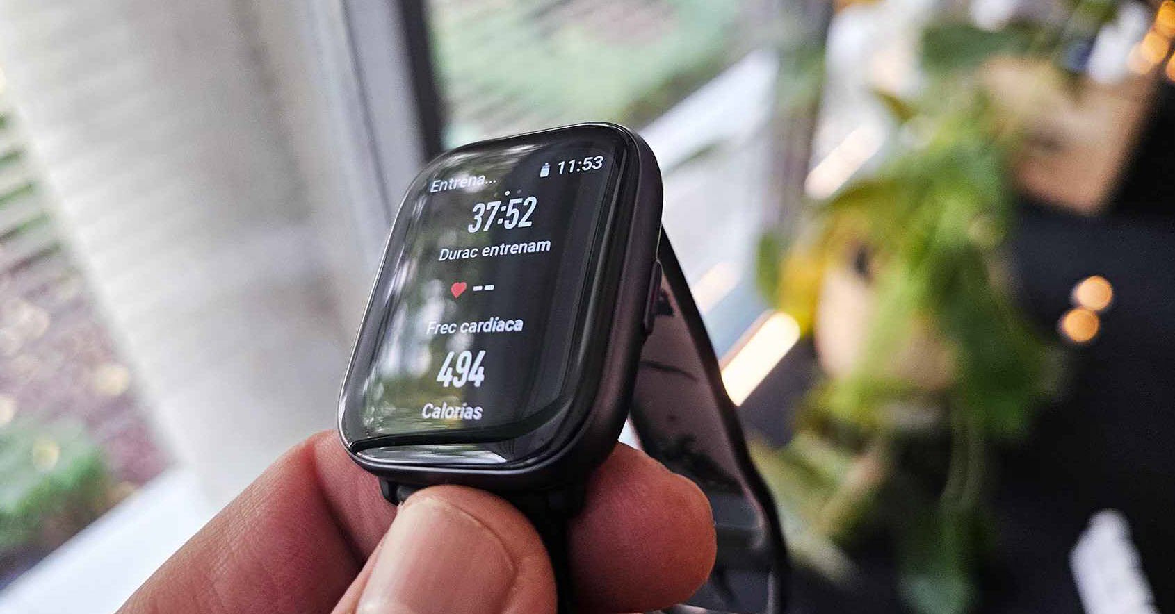 First Contact with Amazfit Active: The Ultralight Watch with Great Design  and AI as a Trainer