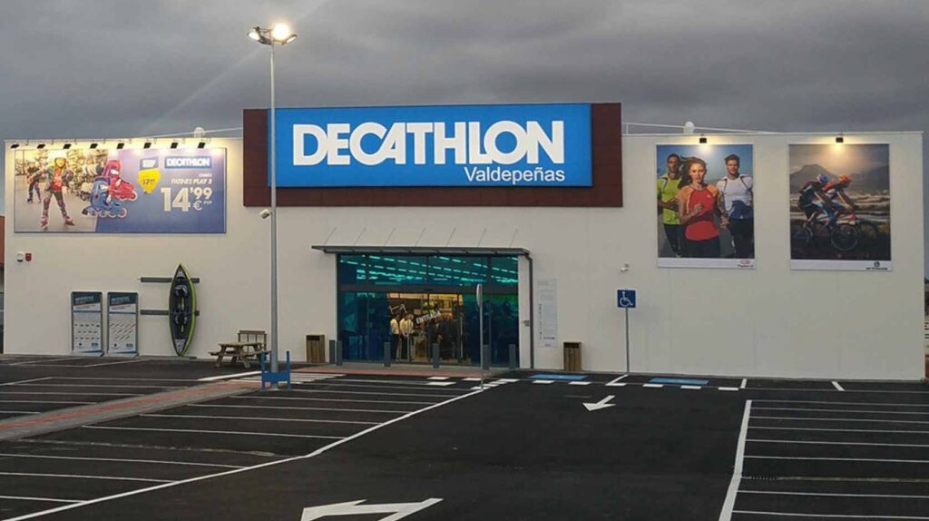 Decathlon Drops a Bombshell, Launches a Smartwatch in the Style of the Apple Watch Ultra for Less Than 40 Euros